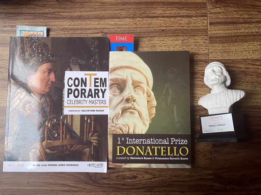 The book "Contemporary Celebrity Masters" directed by Salvatore Russo, catalog for the International Prize Donatello event, and International Prize Donatello trophy.